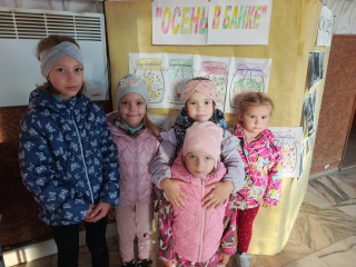 выставка детских рисунков "Осень в банке" - фото - 3